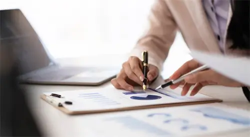 手机屏幕脏买什么洗